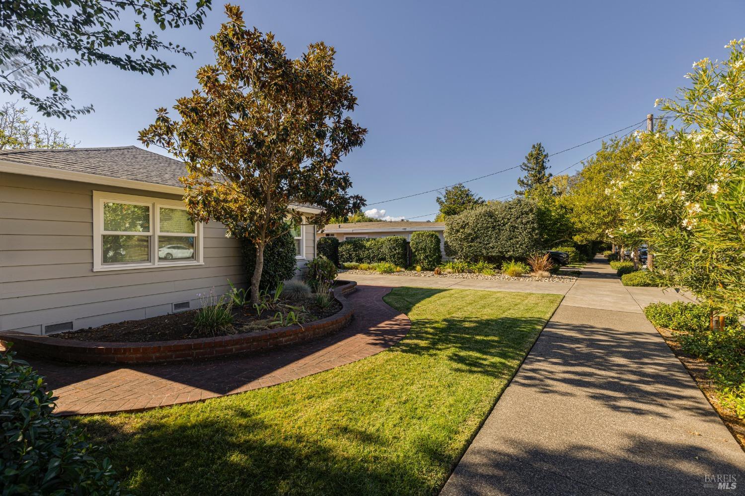 Detail Gallery Image 4 of 27 For 1033 Summerfield Rd, Santa Rosa,  CA 95405 - 3 Beds | 2 Baths