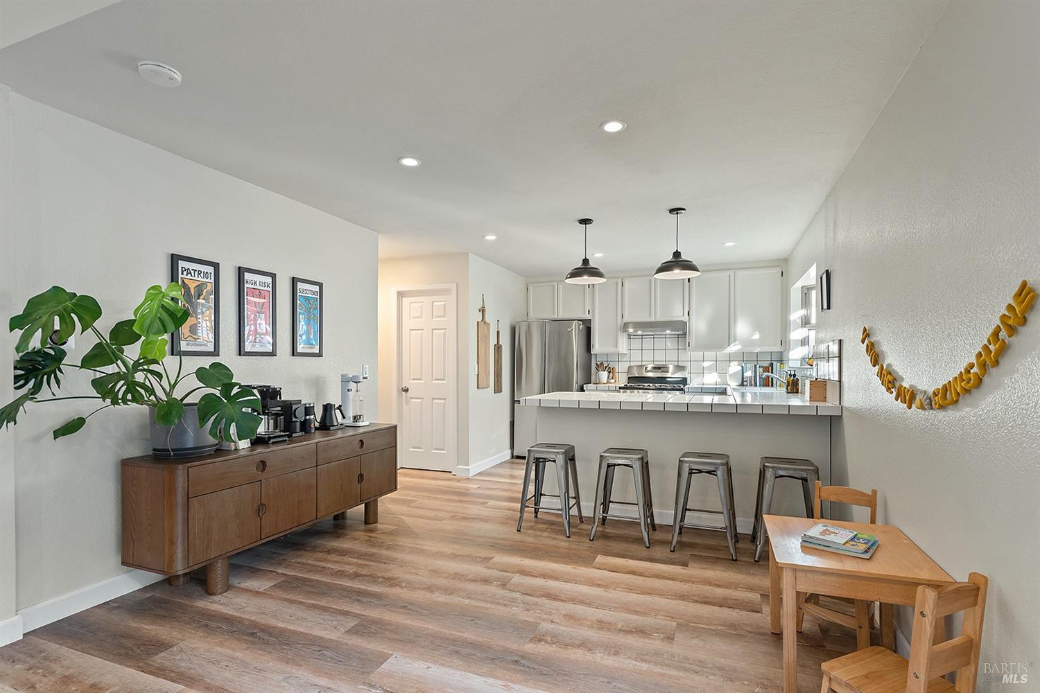 Detail Gallery Image 13 of 41 For 806 Canary Ct, Healdsburg,  CA 95448 - 3 Beds | 2/1 Baths