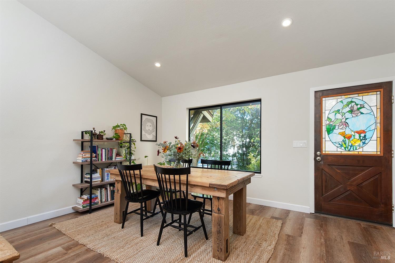 Detail Gallery Image 9 of 41 For 806 Canary Ct, Healdsburg,  CA 95448 - 3 Beds | 2/1 Baths