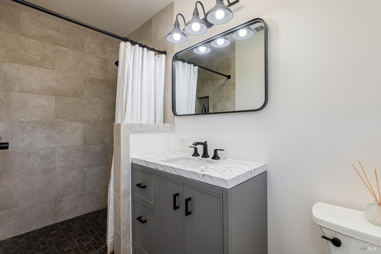 Detail Gallery Image 21 of 27 For 1033 Summerfield Rd, Santa Rosa,  CA 95405 - 3 Beds | 2 Baths