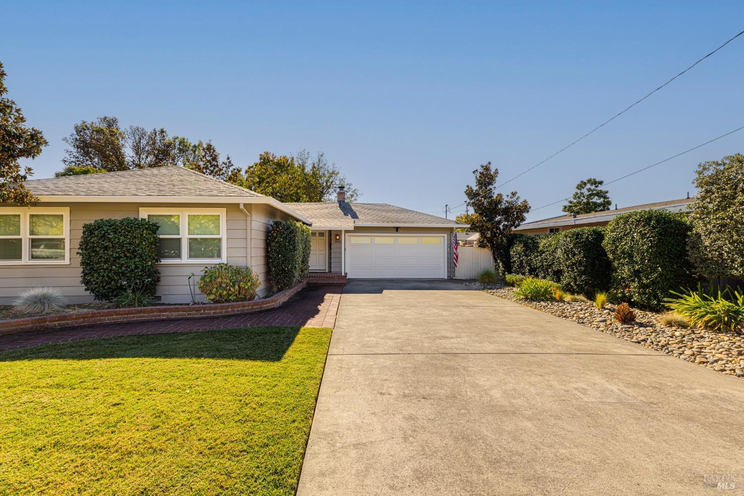 Detail Gallery Image 3 of 27 For 1033 Summerfield Rd, Santa Rosa,  CA 95405 - 3 Beds | 2 Baths