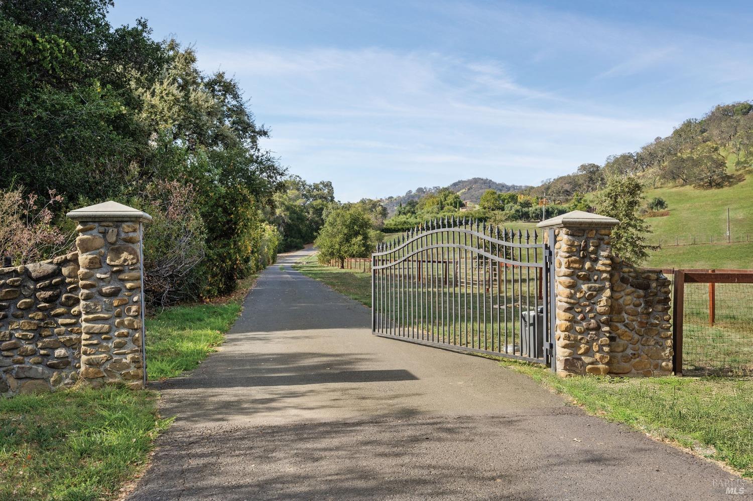 Detail Gallery Image 2 of 36 For 1300 Wooden Valley Rd, Napa,  CA 94558 - 4 Beds | 3/3 Baths