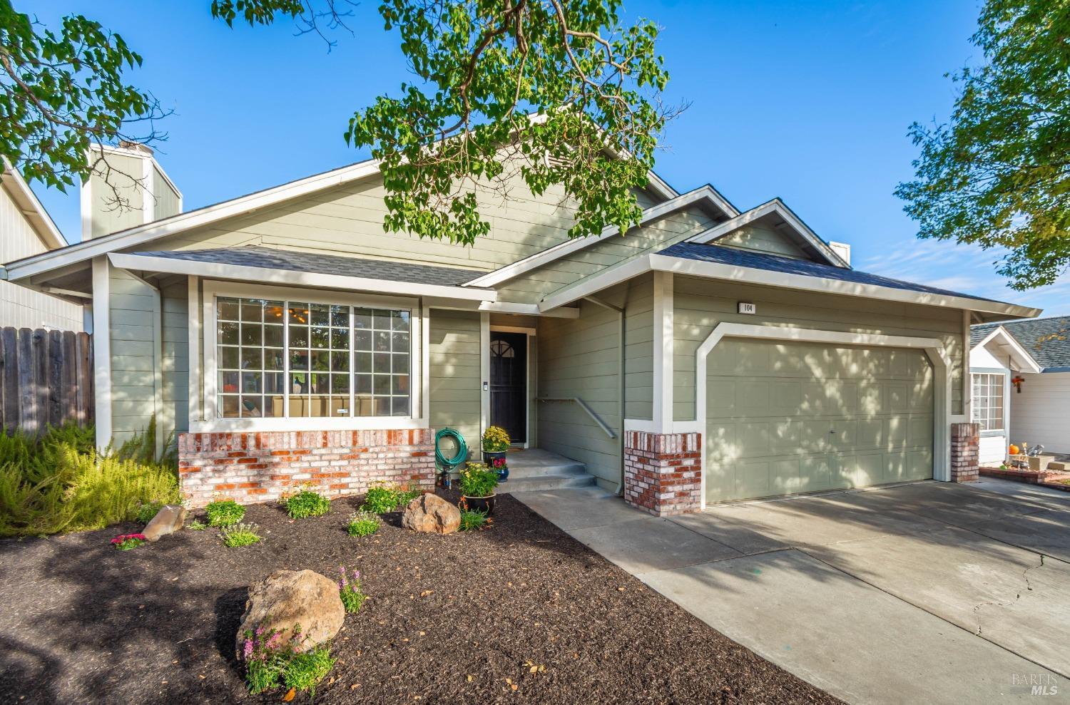 Detail Gallery Image 2 of 35 For 104 Wallace Ln, Cloverdale,  CA 95425 - 3 Beds | 2 Baths