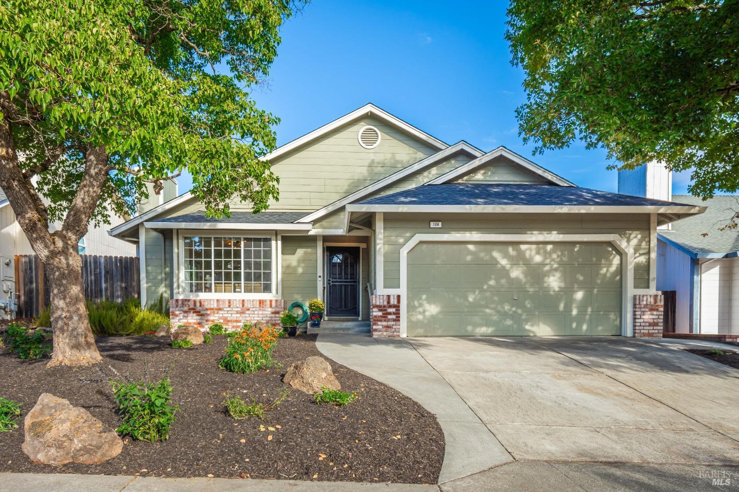 Detail Gallery Image 1 of 35 For 104 Wallace Ln, Cloverdale,  CA 95425 - 3 Beds | 2 Baths