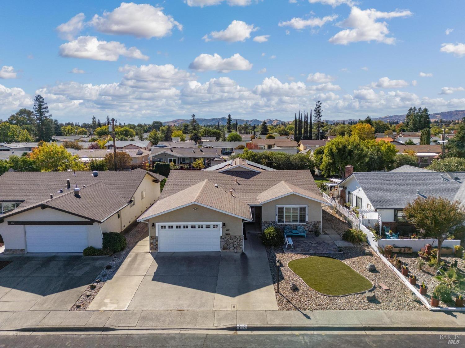 Detail Gallery Image 2 of 36 For 116 Carlsbad Cir, Vacaville,  CA 95687 - 2 Beds | 2 Baths