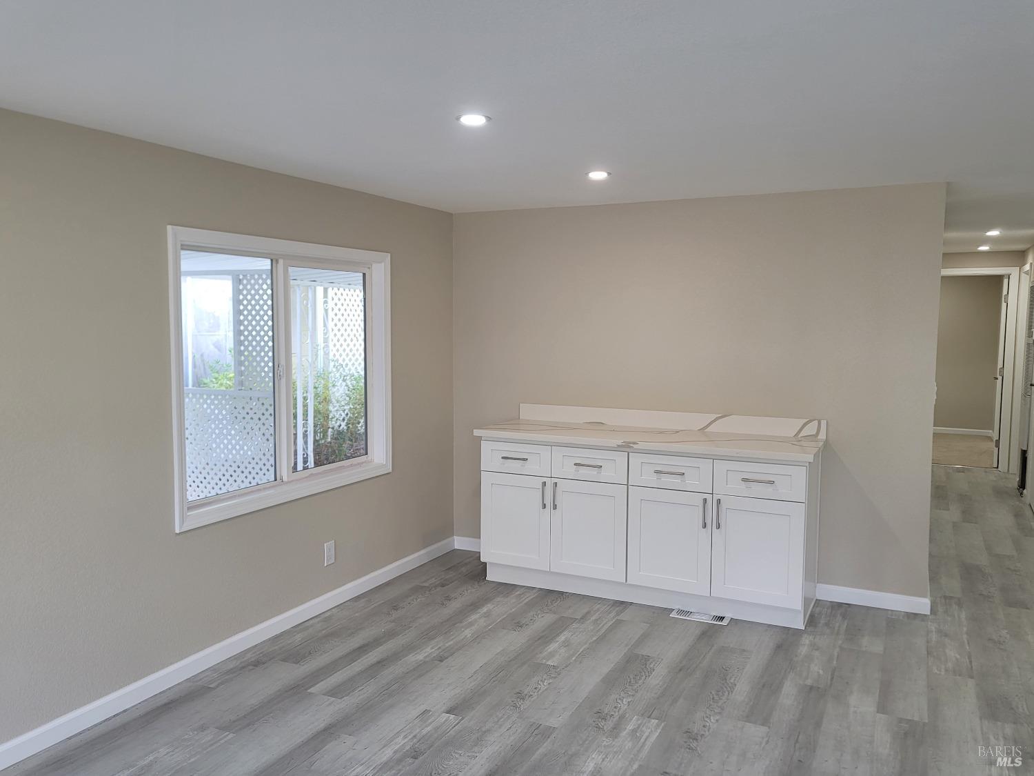 Detail Gallery Image 8 of 19 For 60 Sequoia Cir, Santa Rosa,  CA 95401 - 2 Beds | 2 Baths