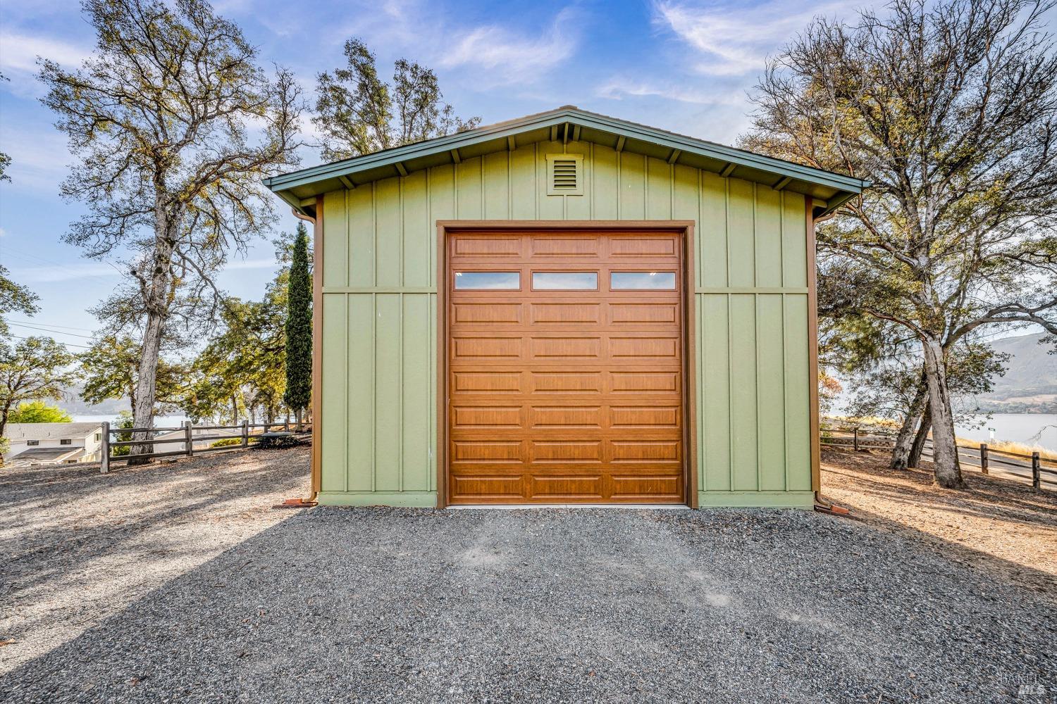 Detail Gallery Image 10 of 70 For 3012 Oak Crest Dr, Clearlake,  CA 95422 - 6 Beds | 3/1 Baths