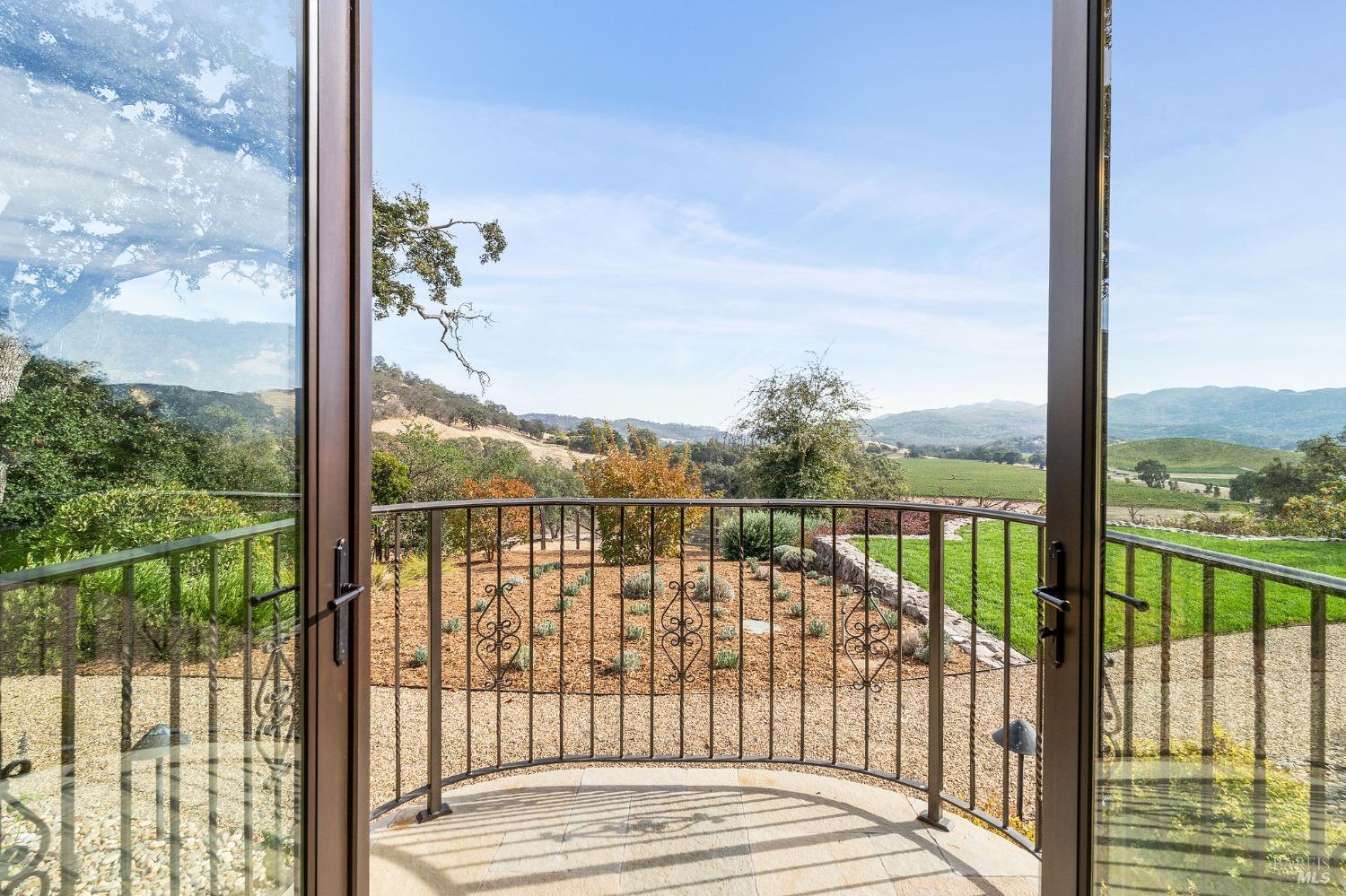 Detail Gallery Image 11 of 36 For 1300 Wooden Valley Rd, Napa,  CA 94558 - 4 Beds | 3/3 Baths