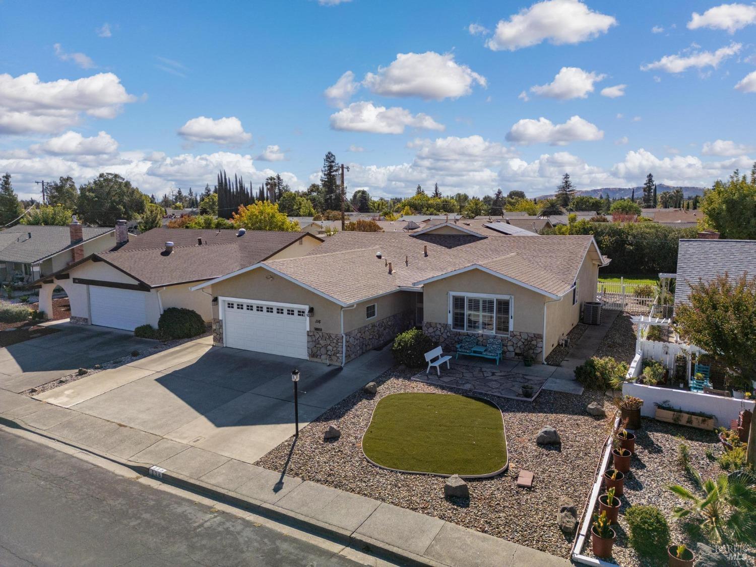 Detail Gallery Image 3 of 36 For 116 Carlsbad Cir, Vacaville,  CA 95687 - 2 Beds | 2 Baths