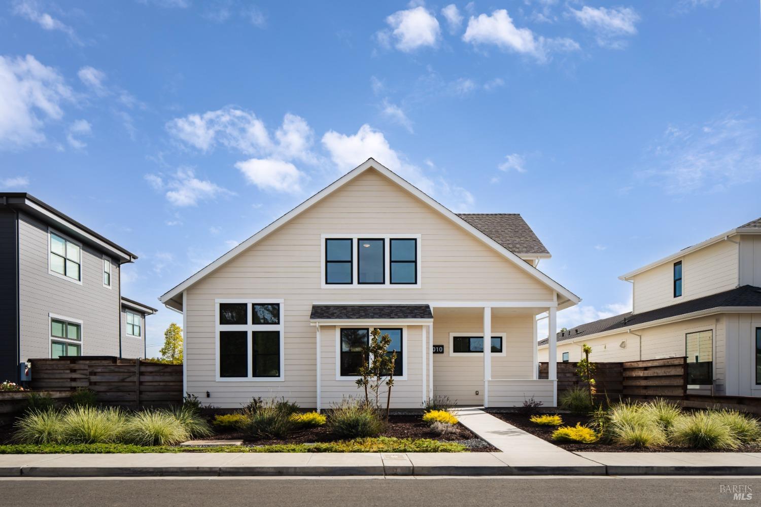 Detail Gallery Image 1 of 19 For 1010 Trentadue Way, Healdsburg,  CA 95448 - 4 Beds | 3/1 Baths