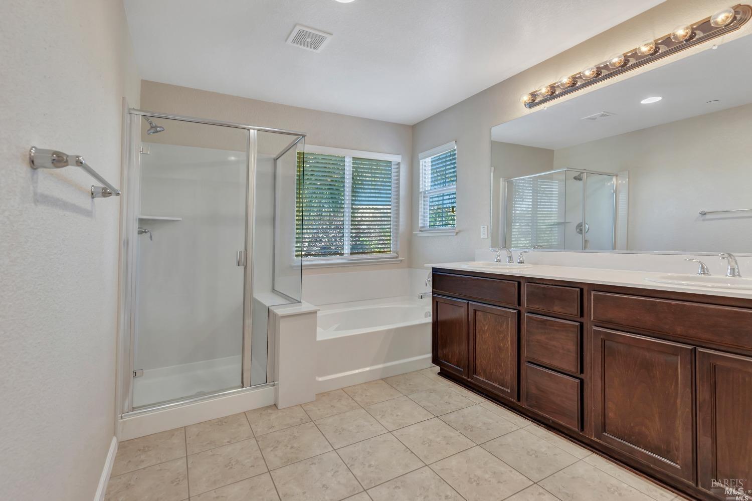 Detail Gallery Image 4 of 23 For 699 Del Mar Cir, Vacaville,  CA 95688 - 4 Beds | 2/1 Baths