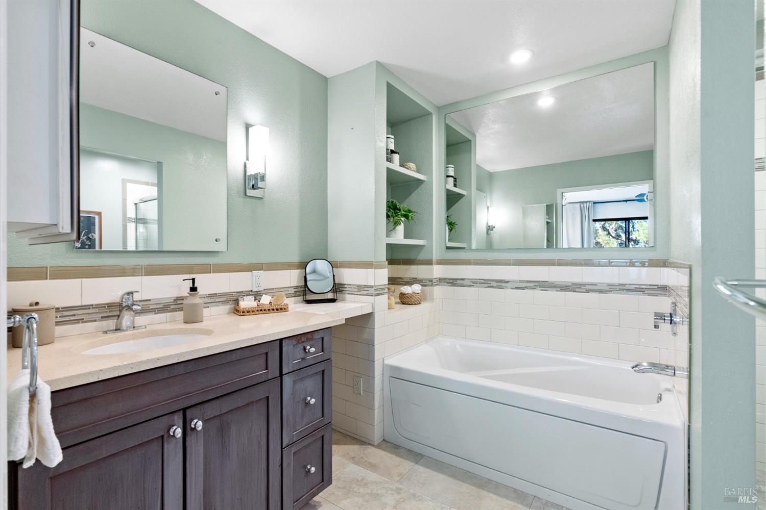 Detail Gallery Image 16 of 27 For 8 Escalle Ln, Larkspur,  CA 94939 - 2 Beds | 2/1 Baths