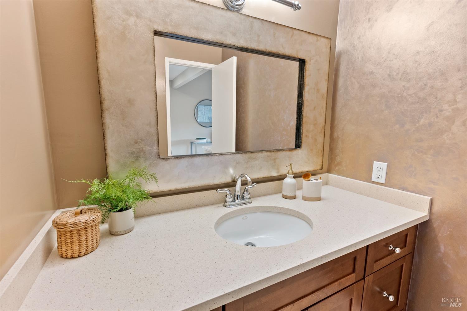 Detail Gallery Image 26 of 27 For 8 Escalle Ln, Larkspur,  CA 94939 - 2 Beds | 2/1 Baths