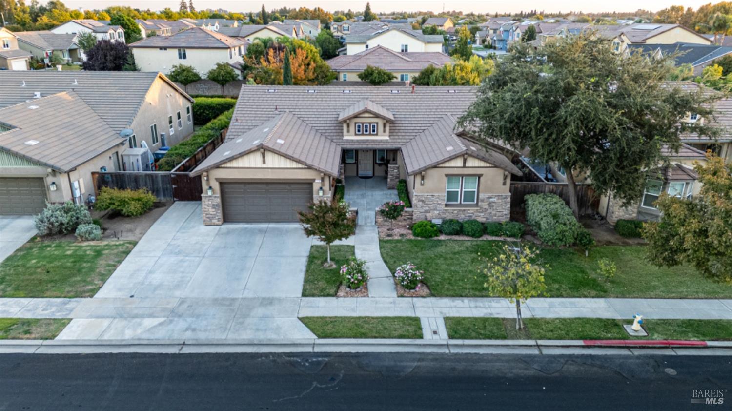 Detail Gallery Image 4 of 29 For 3368 Beverly Ave, Clovis,  CA 93619 - 3 Beds | 2 Baths