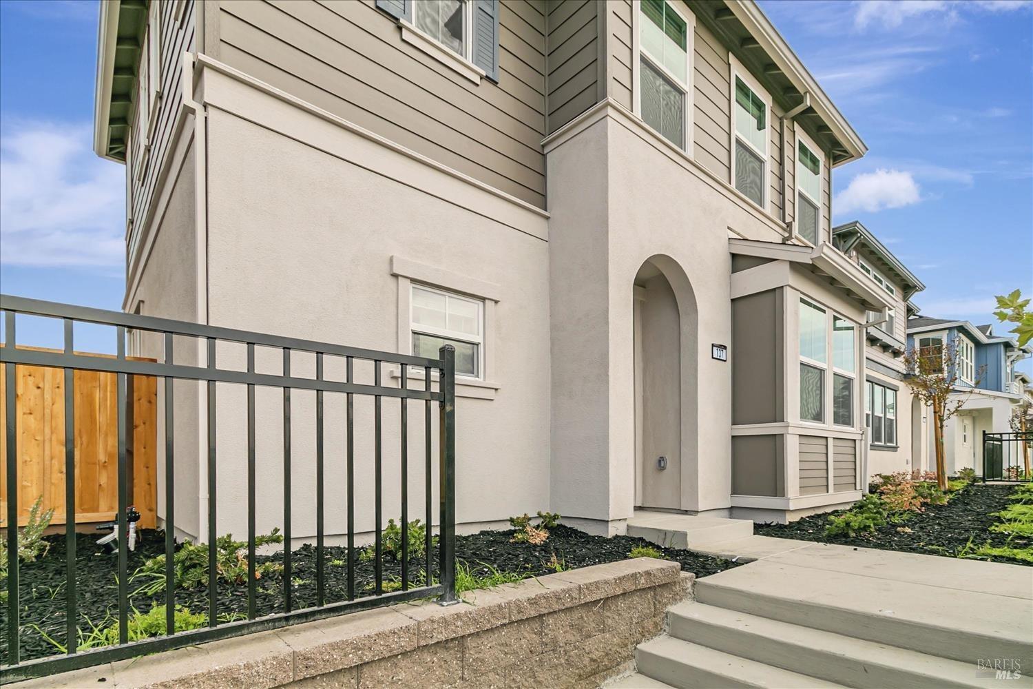 Detail Gallery Image 2 of 20 For 137 Clownfish St, Suisun City,  CA 94585 - 3 Beds | 2/1 Baths