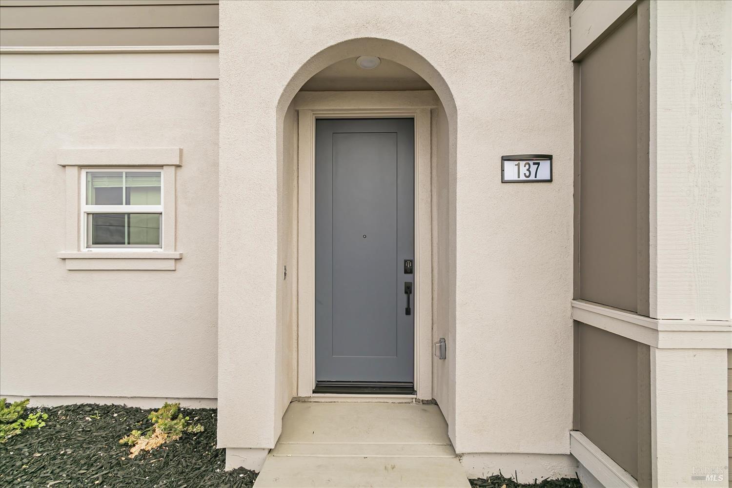 Detail Gallery Image 1 of 20 For 137 Clownfish St, Suisun City,  CA 94585 - 3 Beds | 2/1 Baths