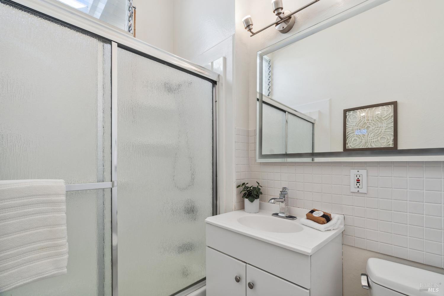 Detail Gallery Image 11 of 19 For 1059 Las Pavadas Ave, San Rafael,  CA 94903 - 5 Beds | 2 Baths