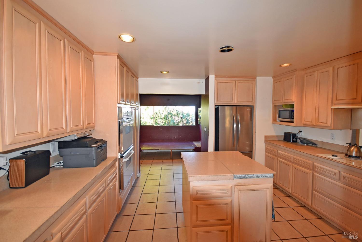 Detail Gallery Image 7 of 27 For 20 Carmel Ct, San Rafael,  CA 94903 - 4 Beds | 3/1 Baths