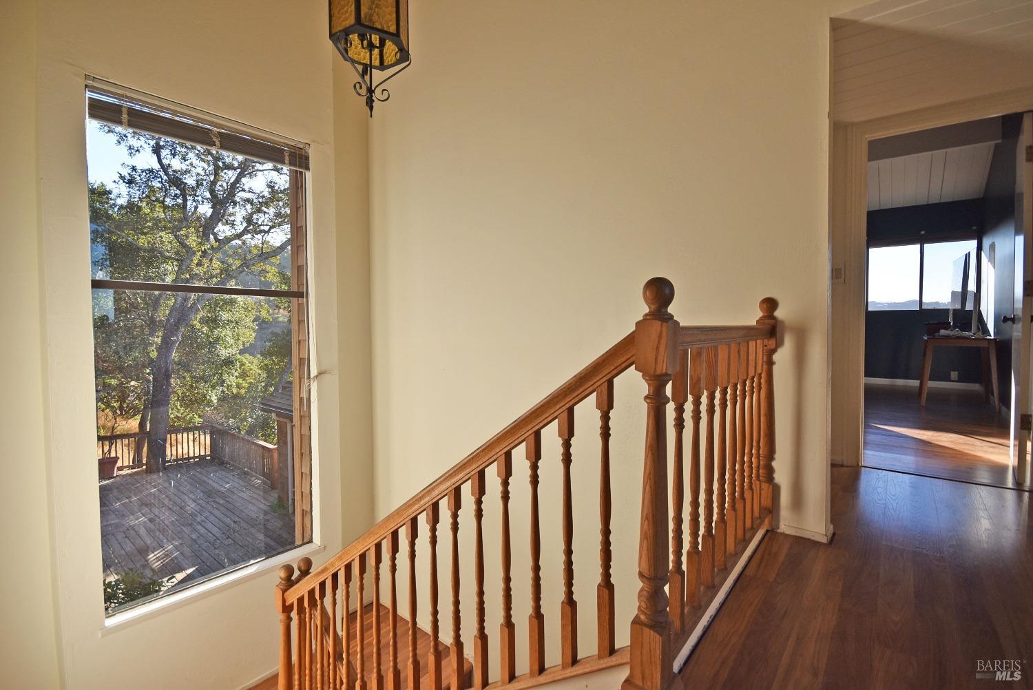 Detail Gallery Image 12 of 27 For 20 Carmel Ct, San Rafael,  CA 94903 - 4 Beds | 3/1 Baths