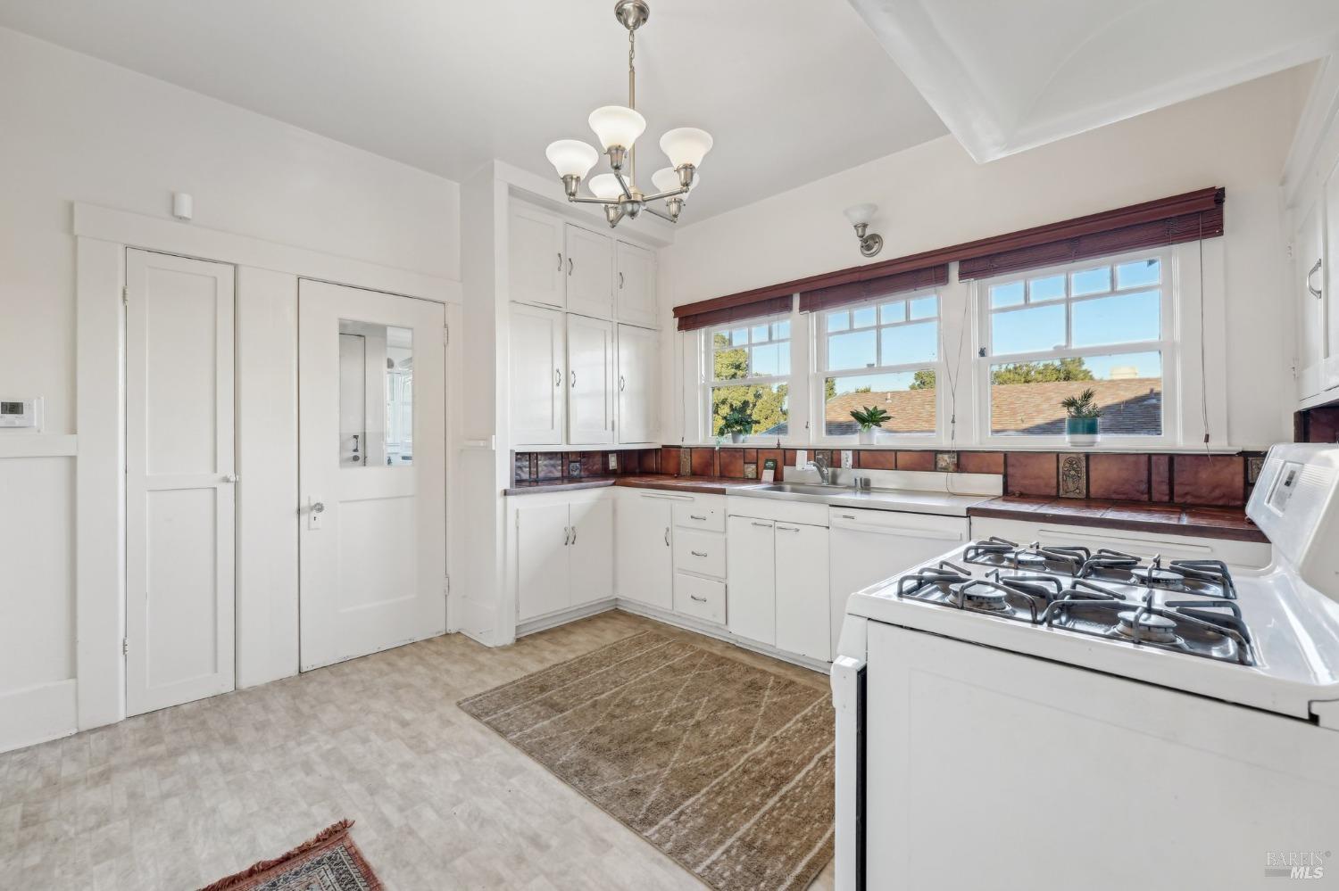 Detail Gallery Image 8 of 20 For 828 Capitol St, Vallejo,  CA 94590 - 3 Beds | 2 Baths