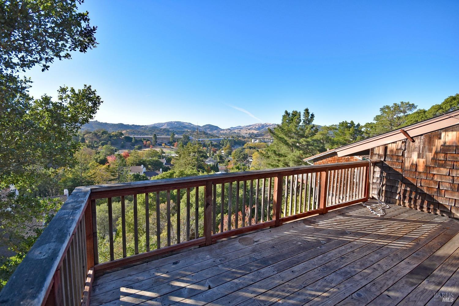 Detail Gallery Image 24 of 27 For 20 Carmel Ct, San Rafael,  CA 94903 - 4 Beds | 3/1 Baths