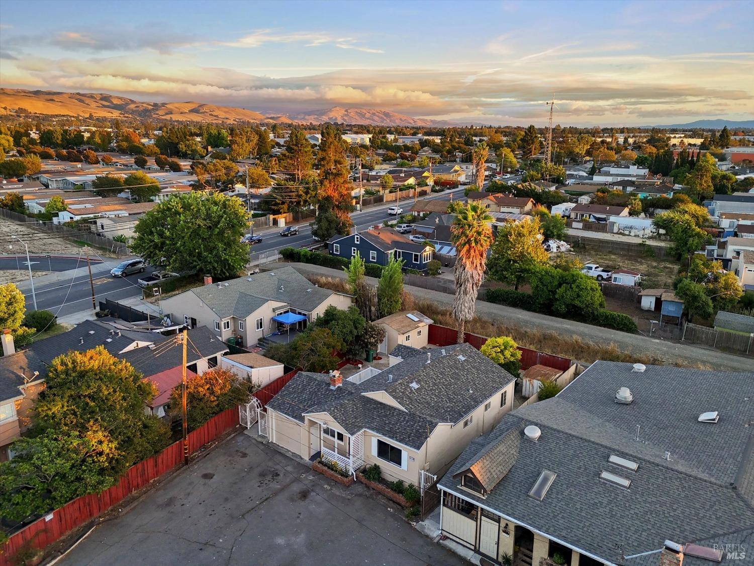 Detail Gallery Image 3 of 52 For 1016 Thiel Rd, Hayward,  CA 94544 - 3 Beds | 2 Baths