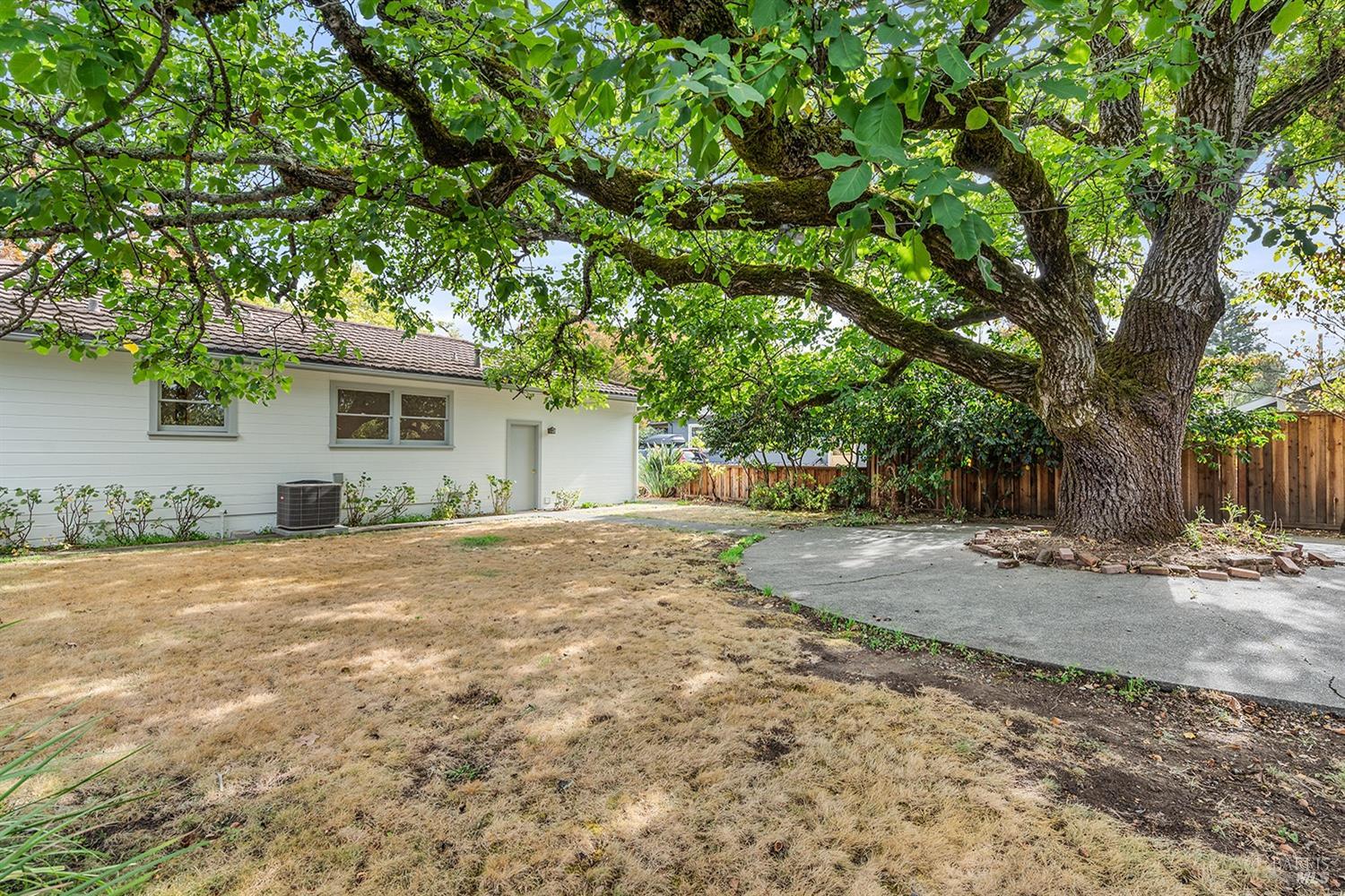 Detail Gallery Image 17 of 22 For 729 Center St, Healdsburg,  CA 95448 - 2 Beds | 1 Baths