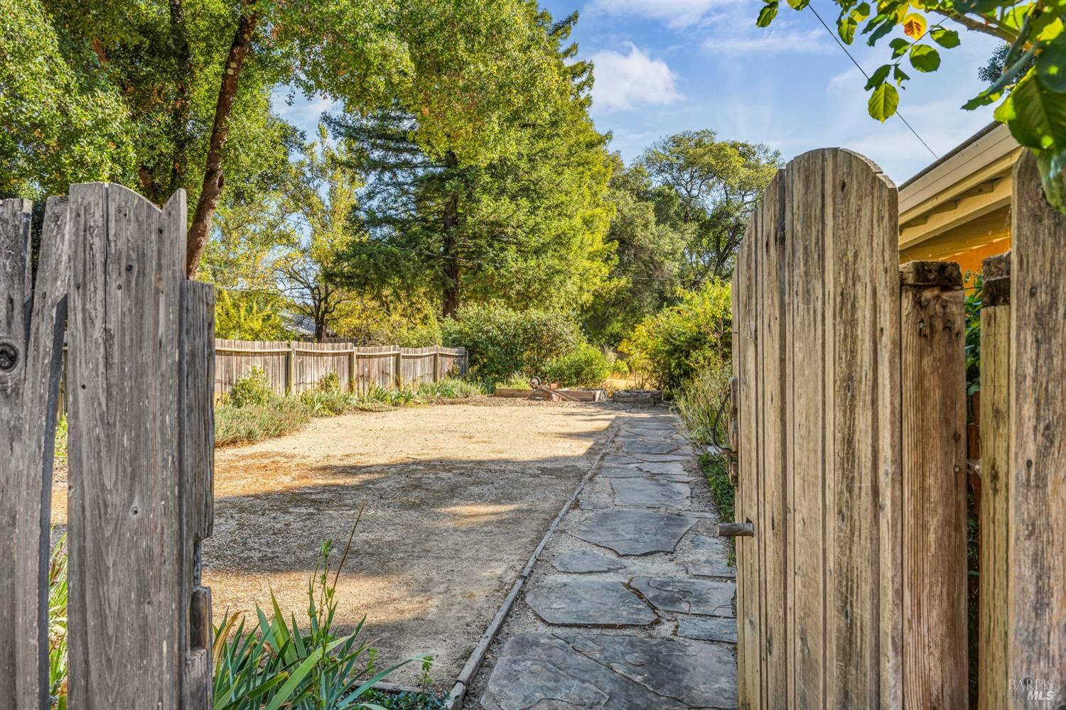 Detail Gallery Image 4 of 33 For 12440 Anderson Valley Way, Boonville,  CA 95415 - 3 Beds | 2/1 Baths