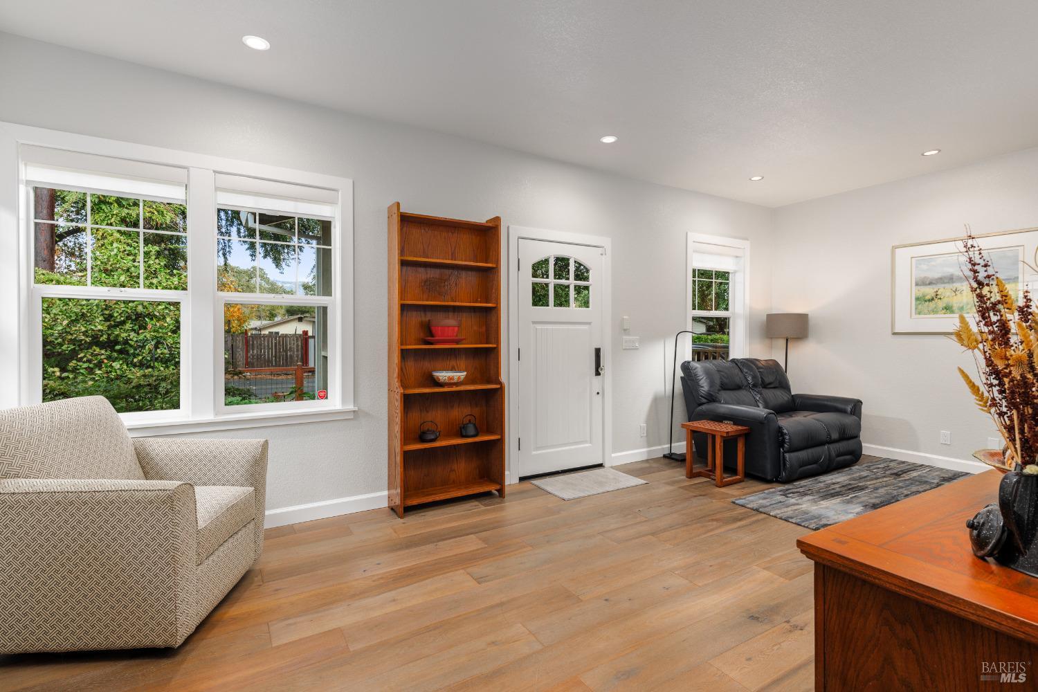 Detail Gallery Image 10 of 31 For 18070 Riverside Dr, Sonoma,  CA 95476 - 2 Beds | 2 Baths