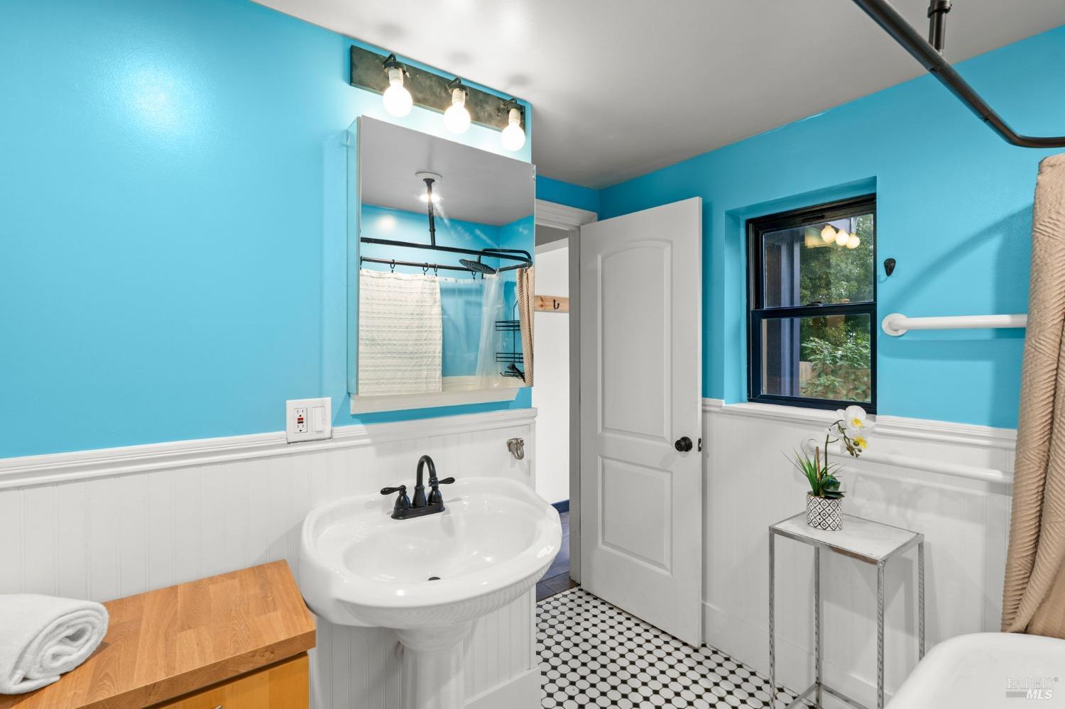 Detail Gallery Image 28 of 54 For 192 Adams Ave, Mill Valley,  CA 94941 - 2 Beds | 2 Baths