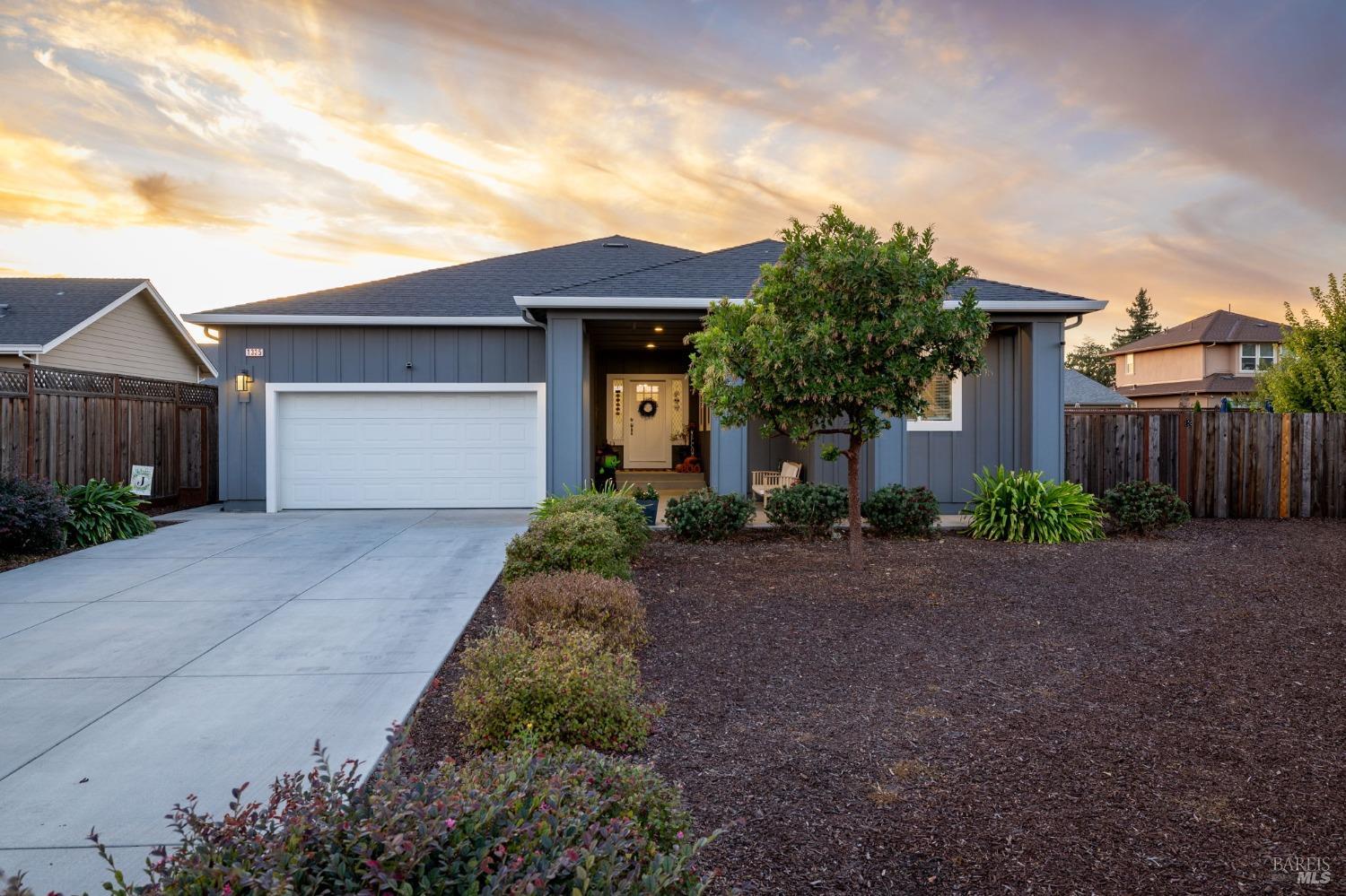 Detail Gallery Image 1 of 40 For 1335 Ridgecrest Ct, Santa Rosa,  CA 95403 - 3 Beds | 2 Baths