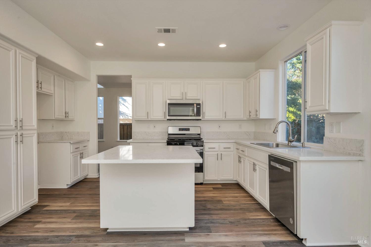 Detail Gallery Image 9 of 34 For 216 Decanter Cir, Windsor,  CA 95492 - 4 Beds | 3 Baths