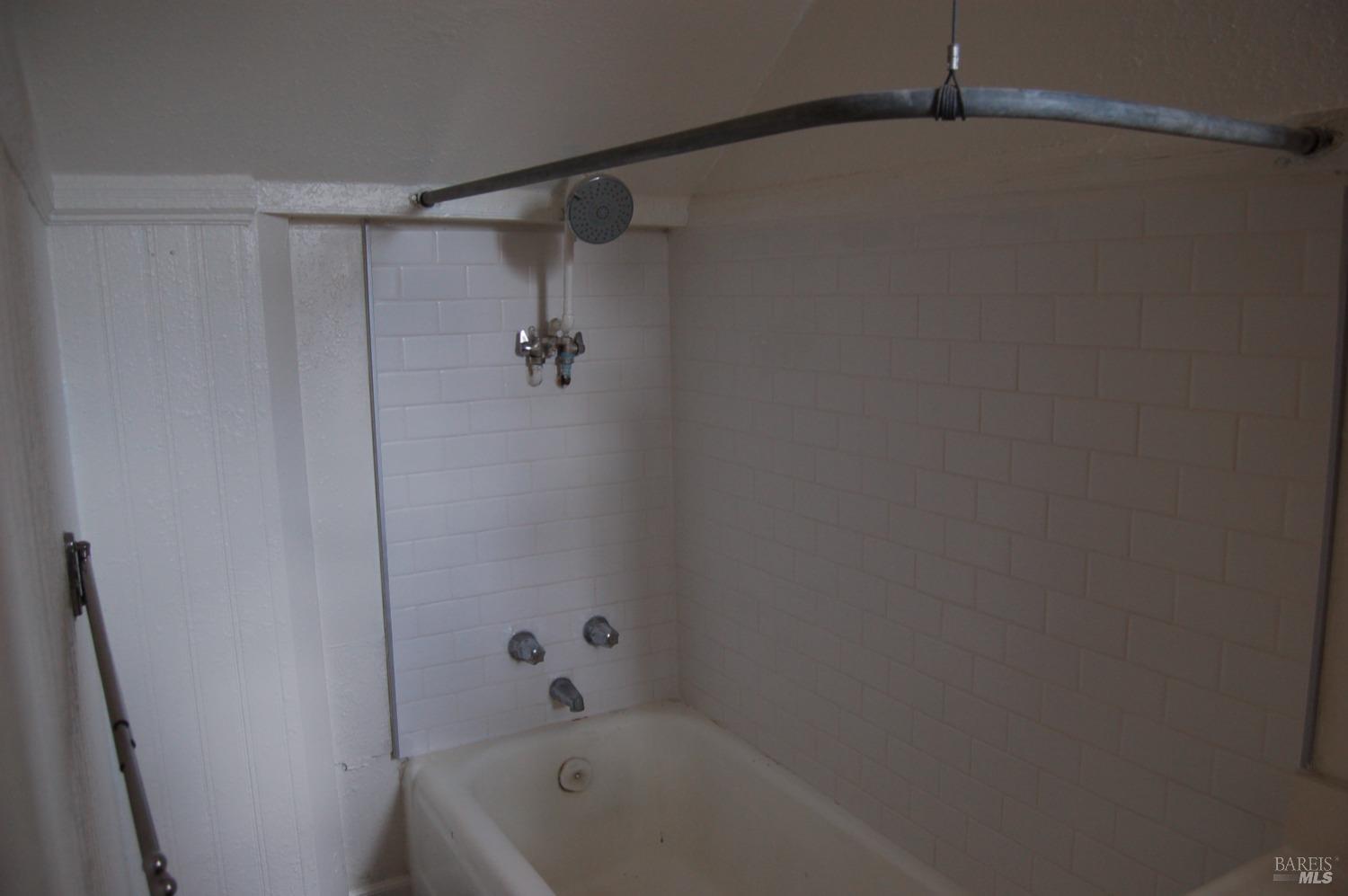 Detail Gallery Image 6 of 8 For 1409 17th St, Oakland,  CA 94607 - 3 Beds | 1 Baths