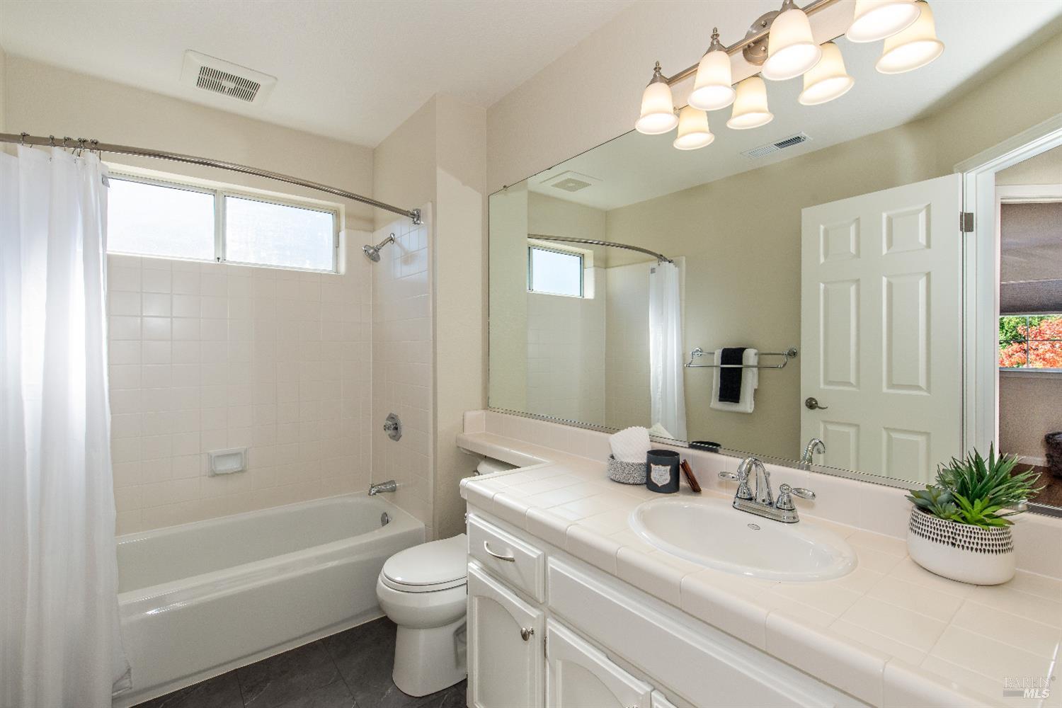 Detail Gallery Image 17 of 38 For 2486 Creek Meadow Dr, Santa Rosa,  CA 95404 - 4 Beds | 2/1 Baths