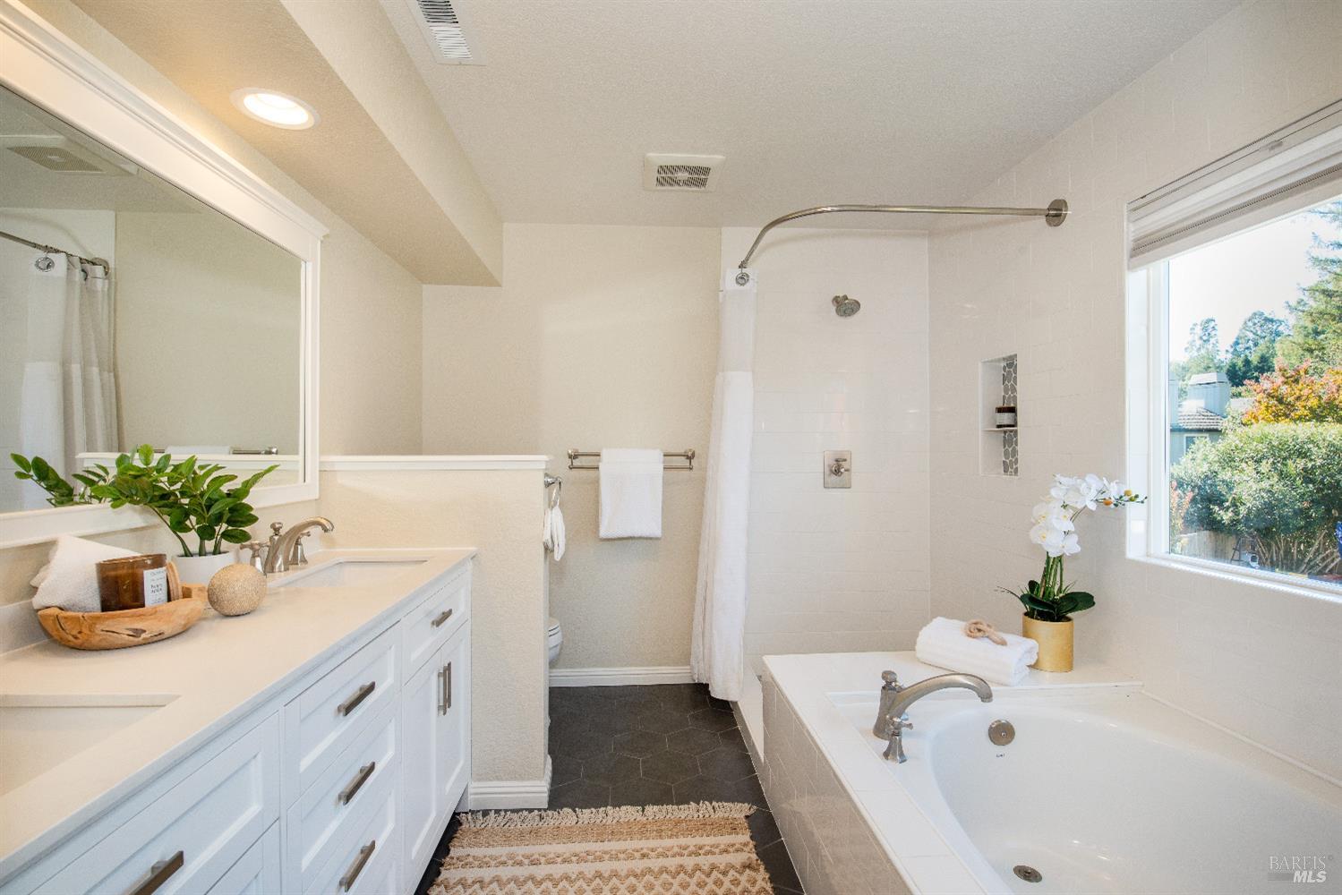 Detail Gallery Image 15 of 38 For 2486 Creek Meadow Dr, Santa Rosa,  CA 95404 - 4 Beds | 2/1 Baths