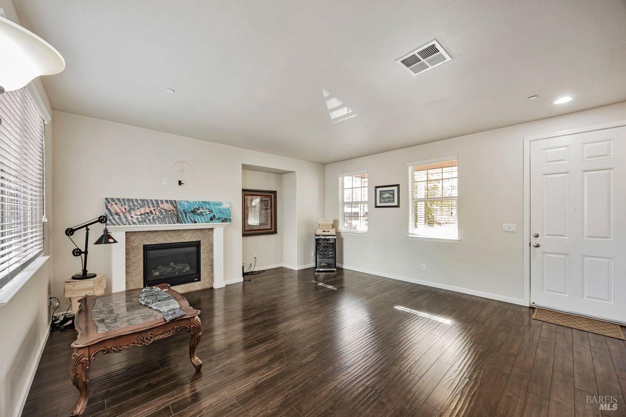 Detail Gallery Image 5 of 37 For 2425 San Miguel Ave, Santa Rosa,  CA 95403 - 3 Beds | 2/1 Baths