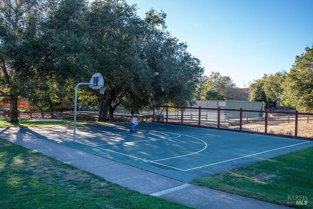 Detail Gallery Image 22 of 40 For 225 La Quinta Dr, Windsor,  CA 95492 - 4 Beds | 3 Baths