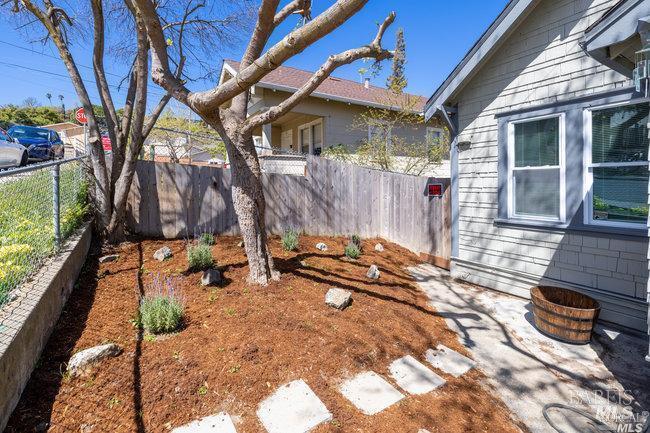 Detail Gallery Image 3 of 20 For 142 Denio St, Vallejo,  CA 94590 - 2 Beds | 1/1 Baths