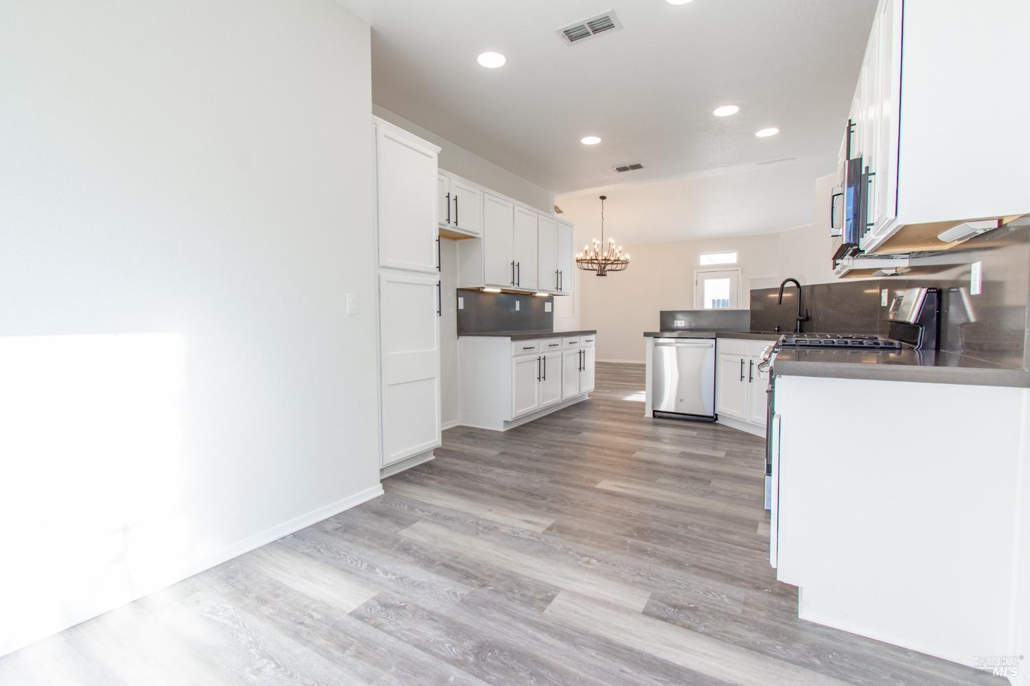 Detail Gallery Image 9 of 39 For 508 De Flores Cir, Rio Vista,  CA 94571 - 4 Beds | 2 Baths