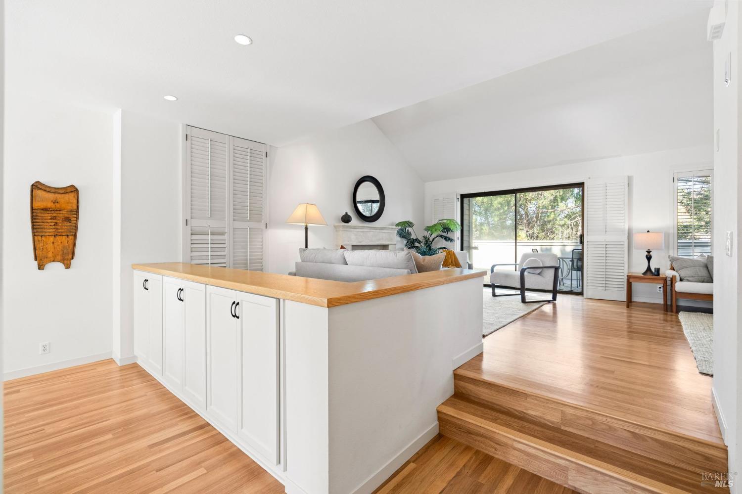 Detail Gallery Image 5 of 33 For 94 Eucalyptus Knoll St, Mill Valley,  CA 94941 - 2 Beds | 2 Baths