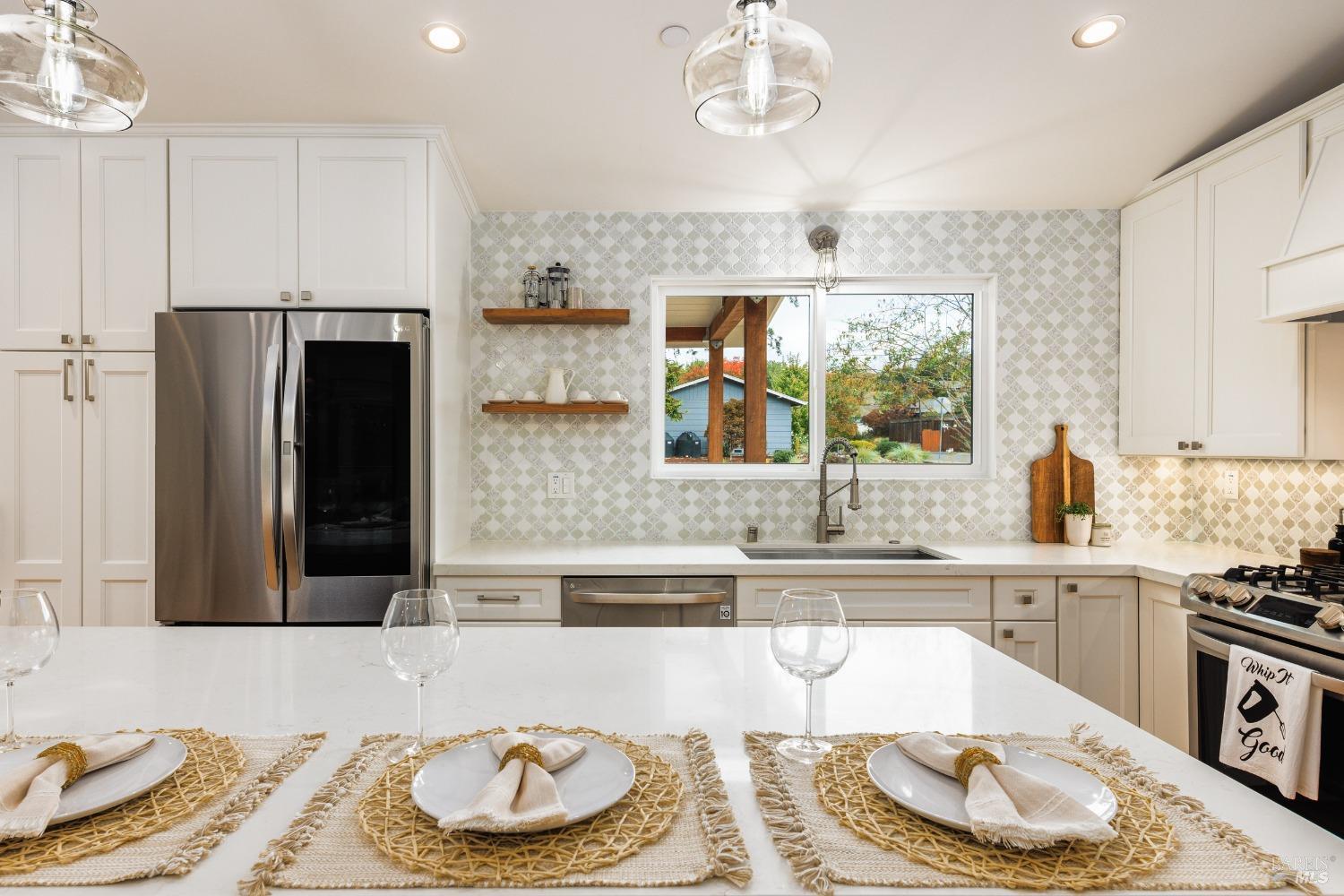 Detail Gallery Image 9 of 21 For 210 Solar Way, Healdsburg,  CA 95448 - 3 Beds | 2 Baths