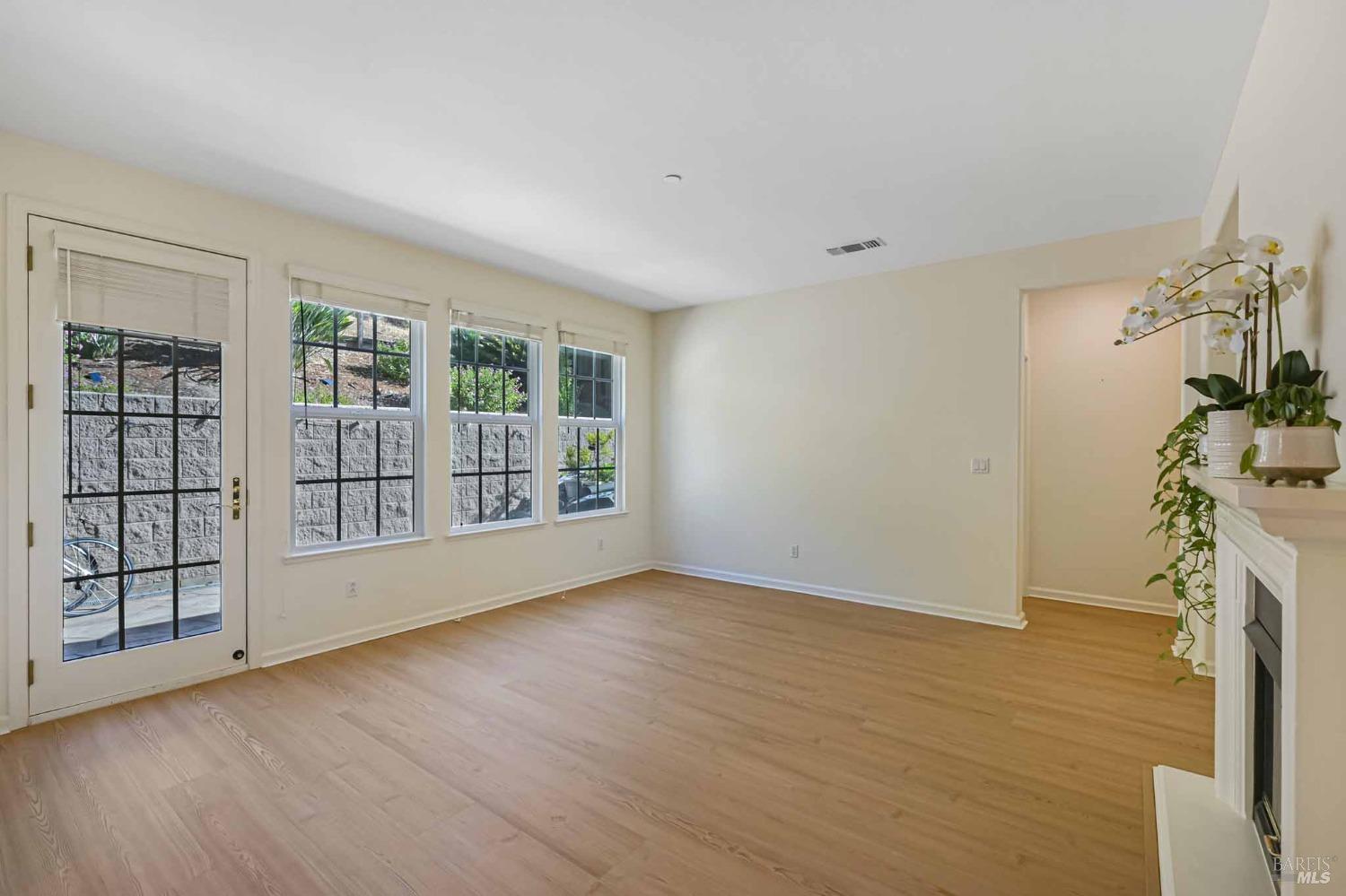 Detail Gallery Image 14 of 35 For 15 Hollyleaf Way, Novato,  CA 94949 - 4 Beds | 3/1 Baths