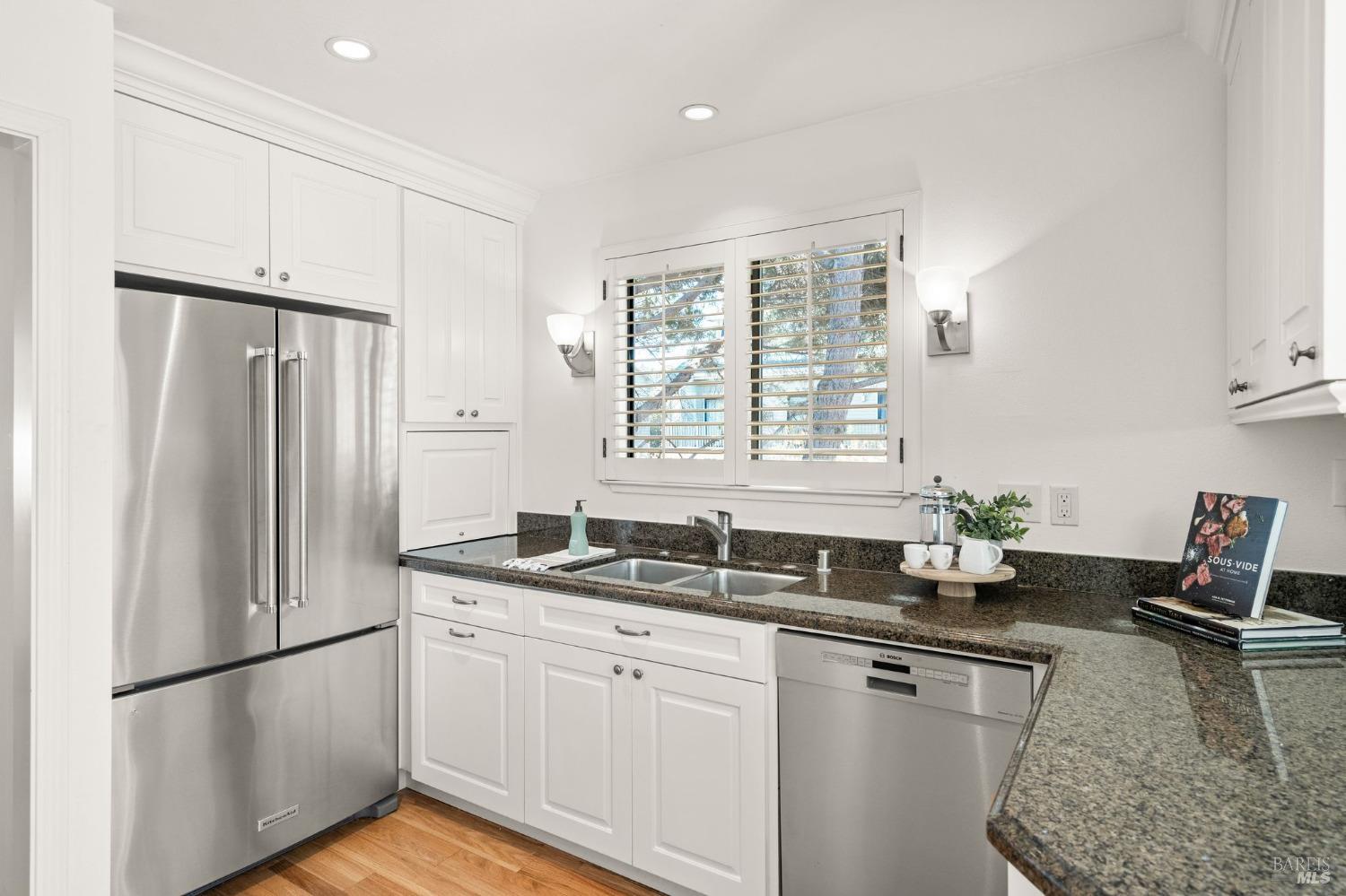 Detail Gallery Image 14 of 33 For 94 Eucalyptus Knoll St, Mill Valley,  CA 94941 - 2 Beds | 2 Baths