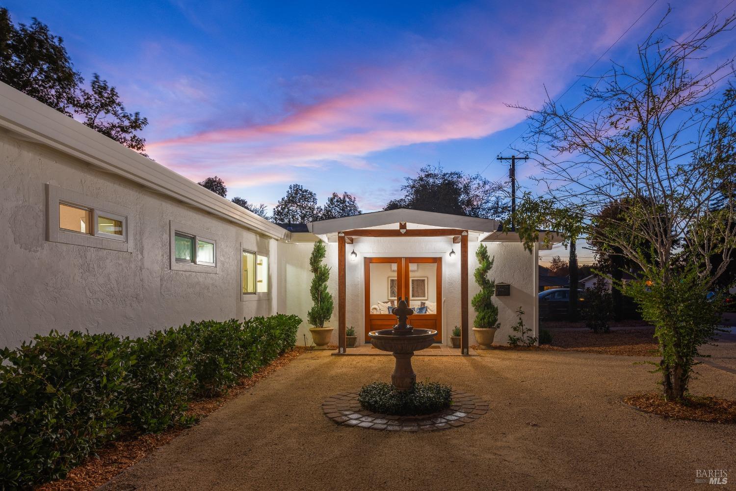 Detail Gallery Image 3 of 21 For 210 Solar Way, Healdsburg,  CA 95448 - 3 Beds | 2 Baths