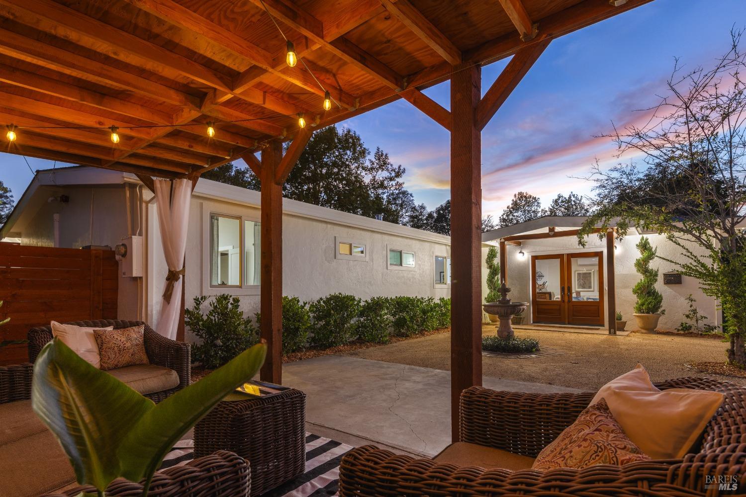 Detail Gallery Image 2 of 21 For 210 Solar Way, Healdsburg,  CA 95448 - 3 Beds | 2 Baths