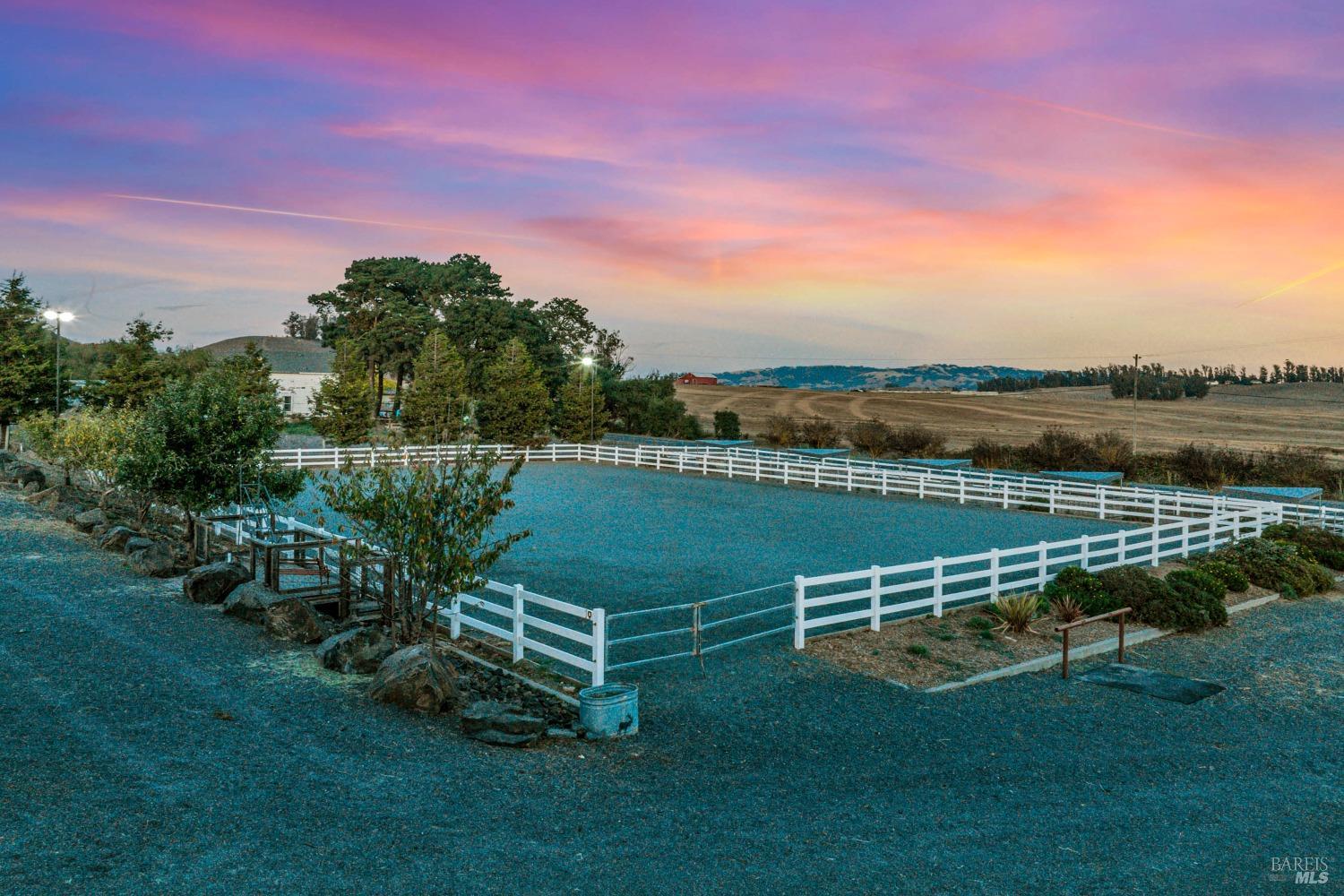 Detail Gallery Image 4 of 40 For 900 Mecham Rd, Petaluma,  CA 94952 - 3 Beds | 2 Baths