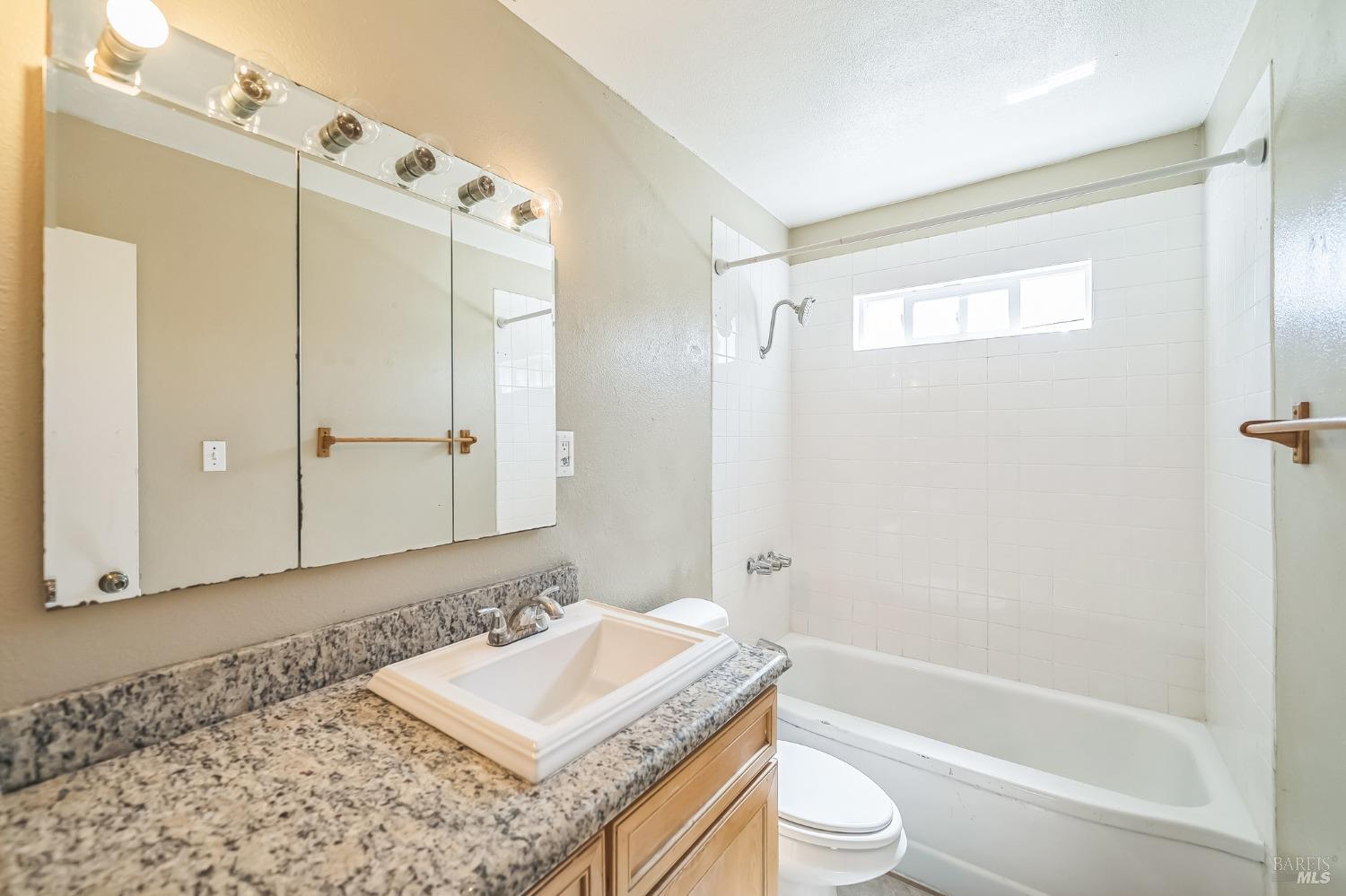 Detail Gallery Image 10 of 31 For 325 Bell Ave, Fairfield,  CA 94533 - 3 Beds | 1 Baths