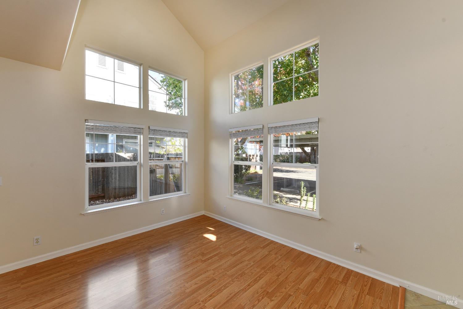 Detail Gallery Image 8 of 39 For 1547 Pinebrook Pl, Santa Rosa,  CA 95403 - 2 Beds | 1/1 Baths