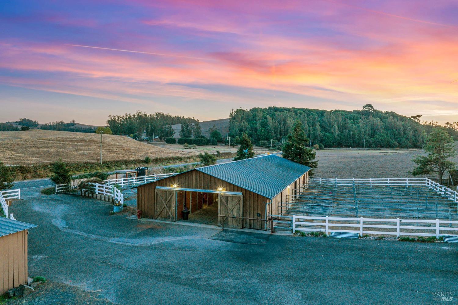 Detail Gallery Image 3 of 40 For 900 Mecham Rd, Petaluma,  CA 94952 - 3 Beds | 2 Baths