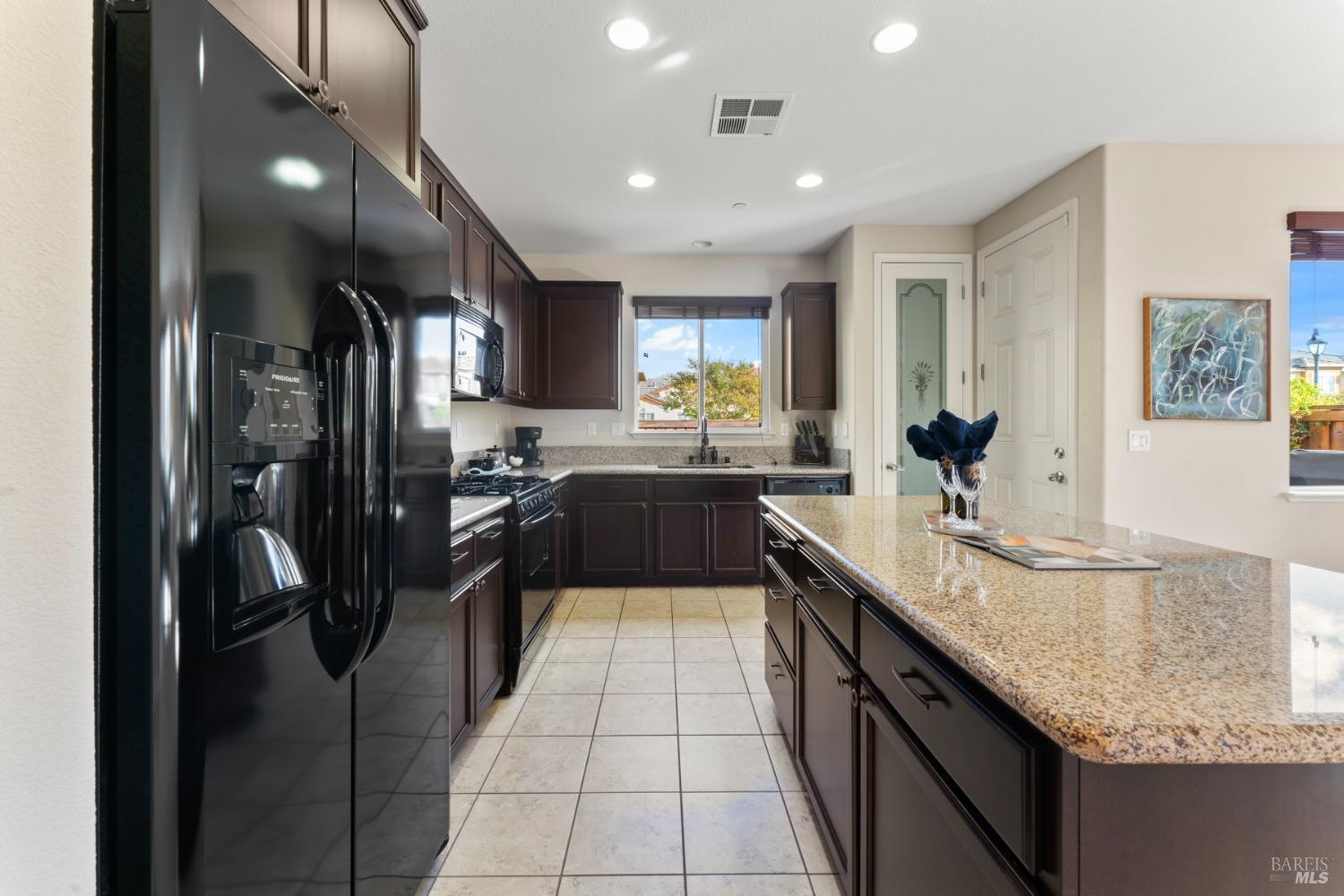 Detail Gallery Image 15 of 36 For 681 Del Mar Cir, Vacaville,  CA 95688 - 3 Beds | 2 Baths